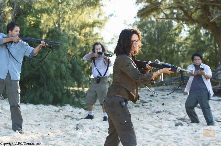 Zoe y el grupo de Widmore apuntan al grupo de Sawyer