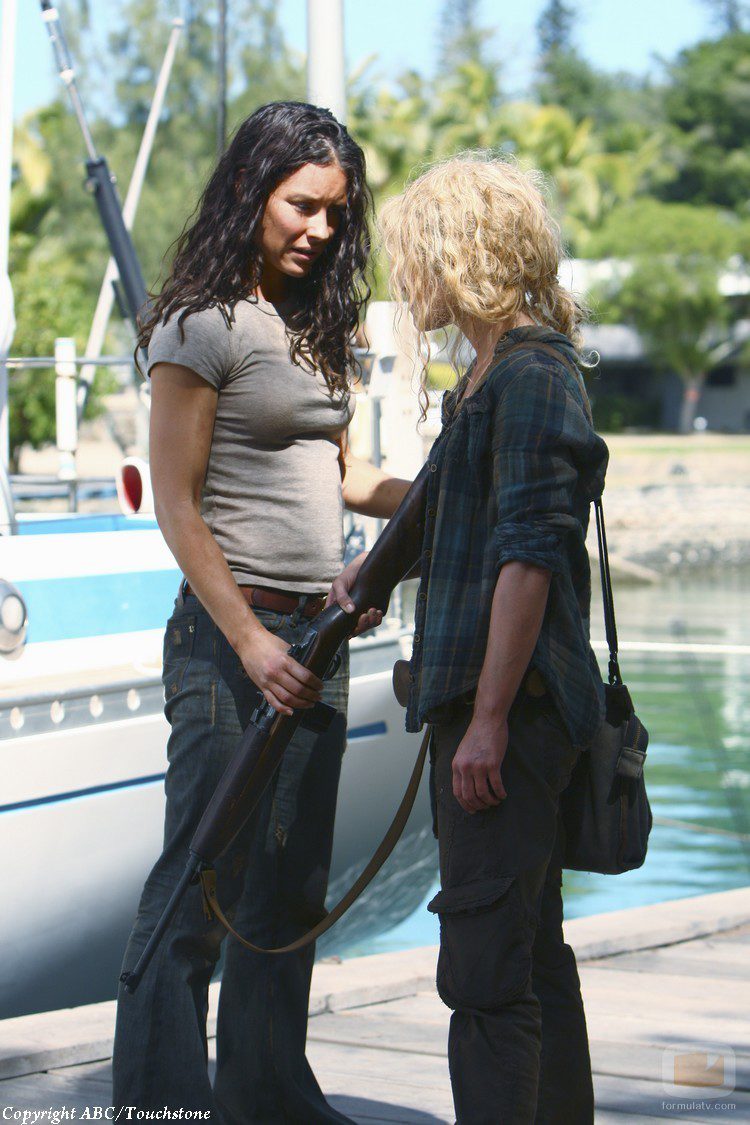 Kate intenta quitarle el arma a Claire