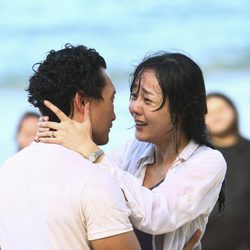 Sun y Jin se miran fijamente en 'Lost'