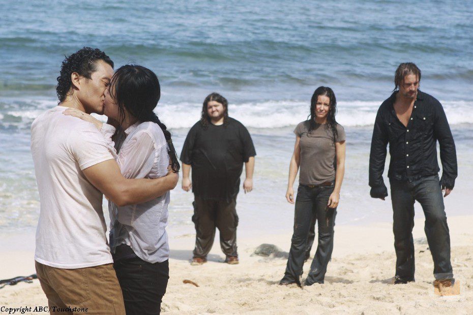 Sun y Jin se besan mientras el resto mira