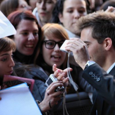Marc Clotet con las fans