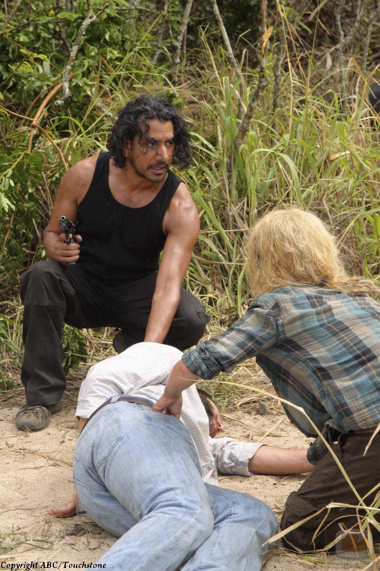 Claire y Sayid comprueban uno de los muertos