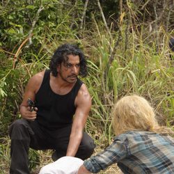 Claire y Sayid comprueban uno de los muertos