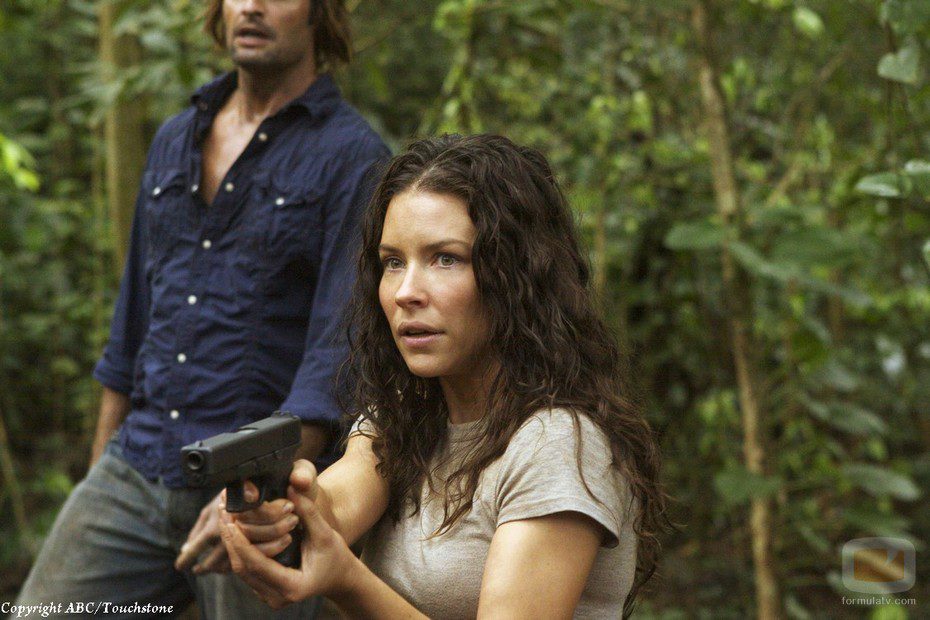 Kate apunta con un arma