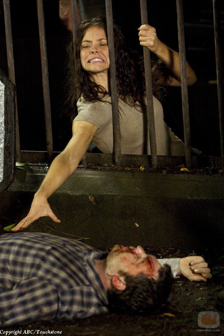 Kate intenta alcanzar la llave de un cadáver en 'The Candidate'