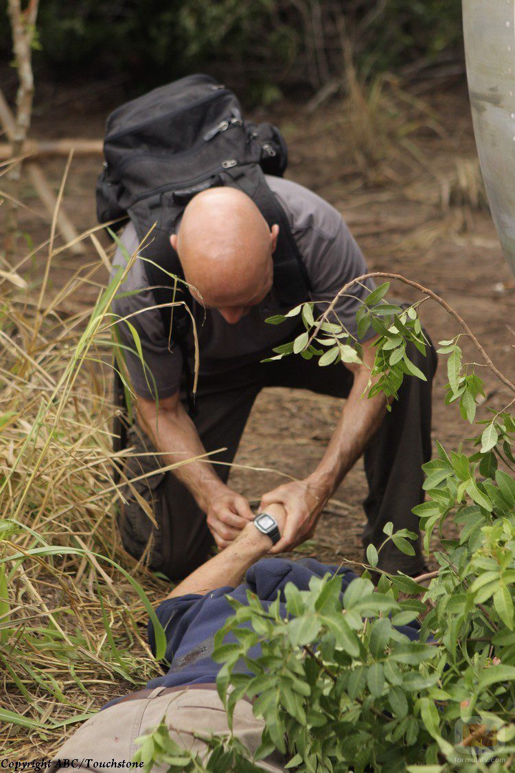 'Locke' roba el reloj a uno de los cadáveres