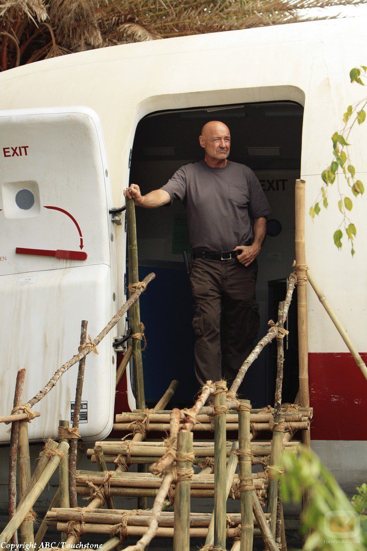 'Locke' entra en el avión de Ajira