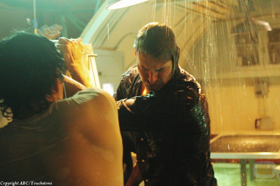 Sawyer y Jin intentan rescatar a Sun