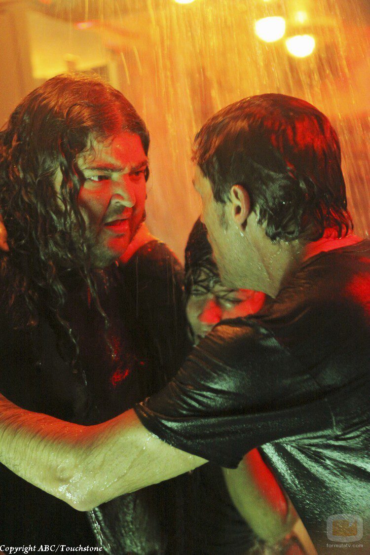 Jack le pide a Hurley que saque a Kate del submarino