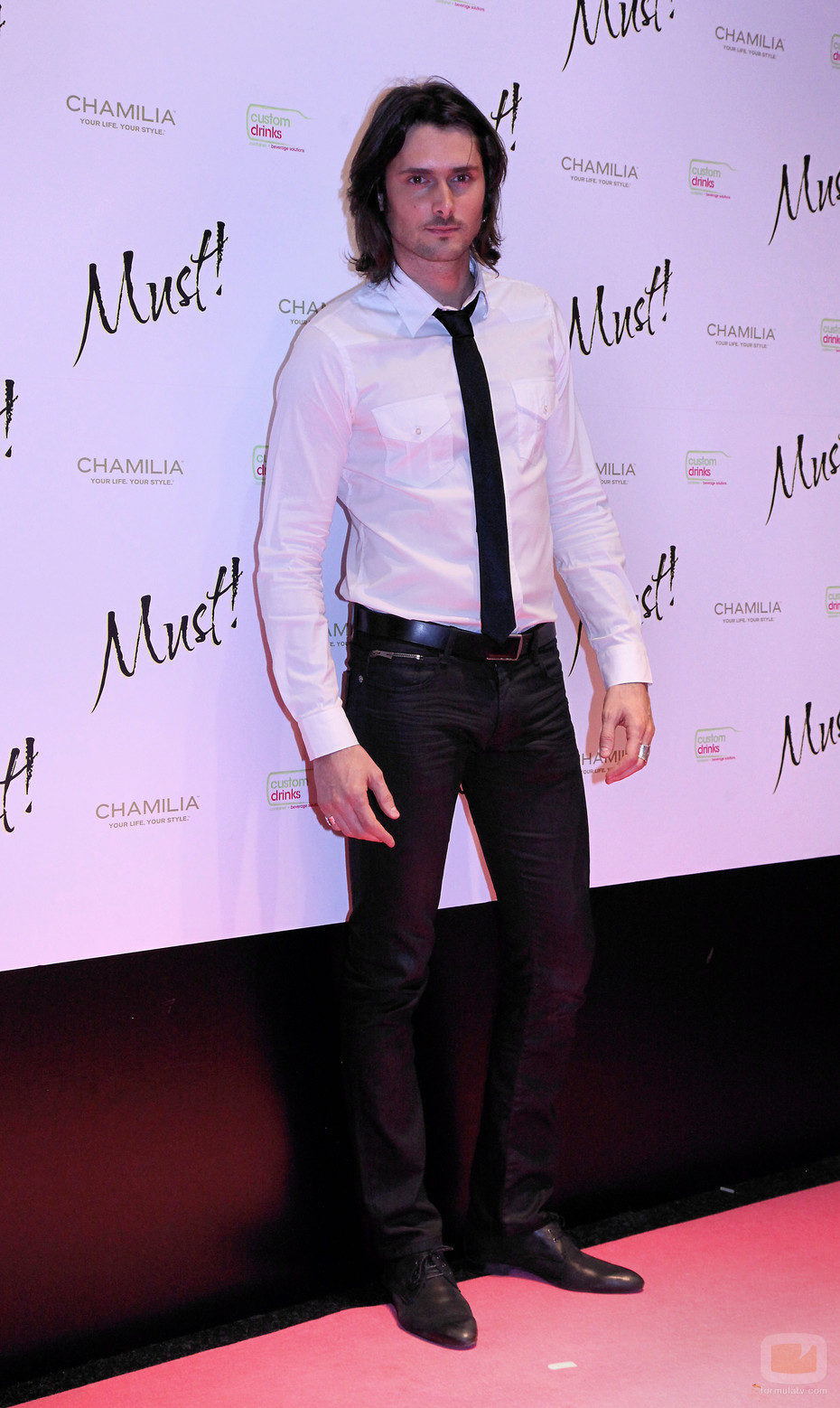 Sergio Mur posando en los Premios Must!