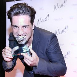 David Bustamante muerde su premio Must!