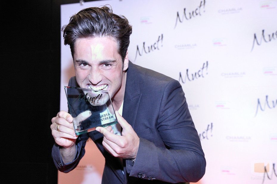 David Bustamante muerde su premio Must!