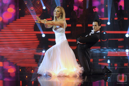 Carmen Lomana, de blanco, en la semifinal de 'MQB'