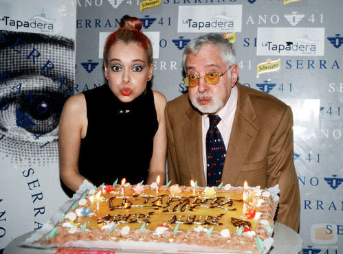 Antonio Ozores y Emma Ozores soplando las velas