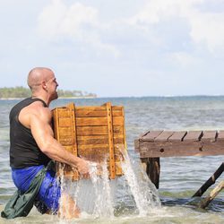 Rafa Mora carga con una caja