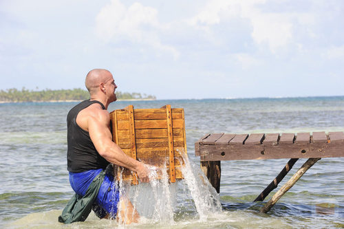 Rafa Mora carga con una caja