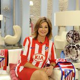 Ana Rosa Quintana con la camiseta del Atlético de Madrid