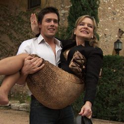 Óscar Reyes lleva a Carla en brazos