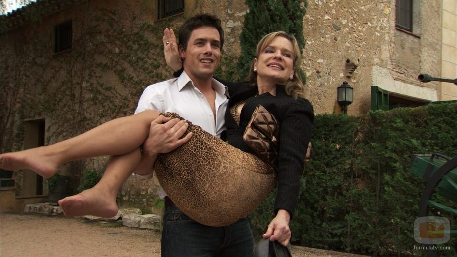 Óscar Reyes lleva a Carla en brazos