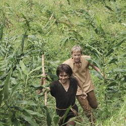 Jacob y AJ corren por la selva