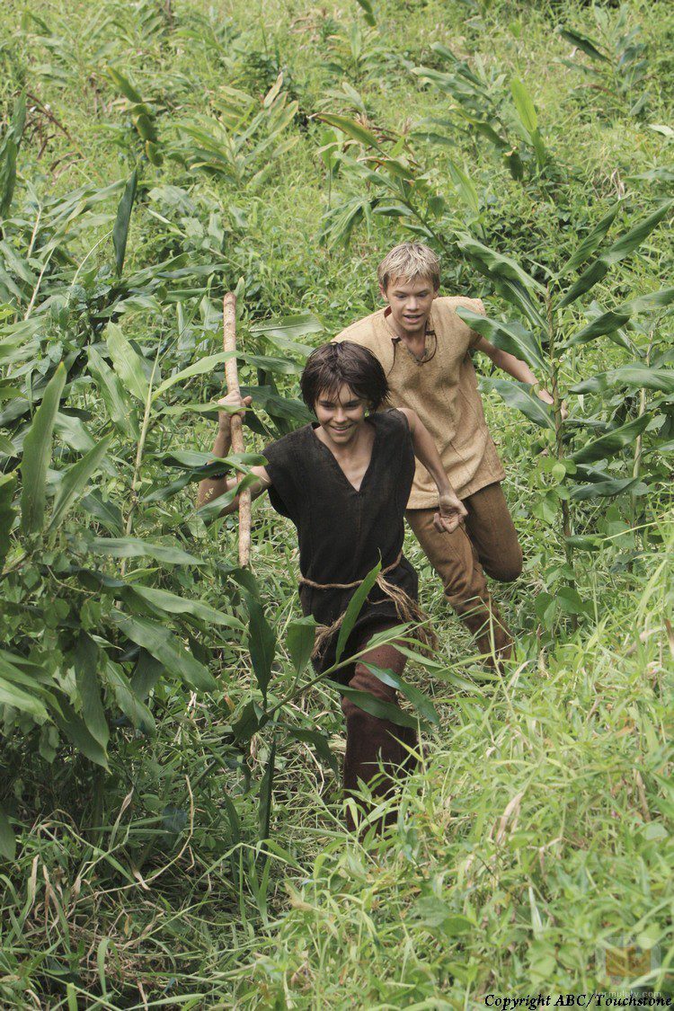Jacob y AJ corren por la selva