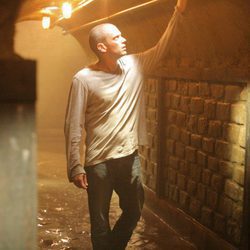 Wentworth Miller en un túnel en 'Prison Break'