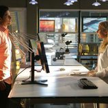 Emily Procter y Adam Rodriguez en la sala de análisis en 'CSI: Miami'