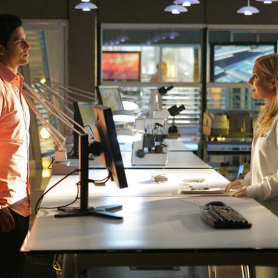 Emily Procter y Adam Rodriguez en la sala de análisis en 'CSI: Miami'