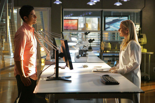 Emily Procter y Adam Rodriguez en la sala de análisis en 'CSI: Miami'