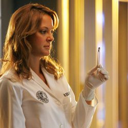 La actriz Eva La Rue durante el episodio 'Si la apariencia matase' de 'CSI: Miami'