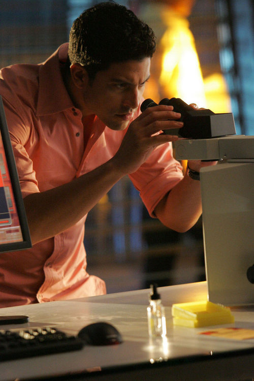 Belko con el microscopio en 'CSI: Miami'