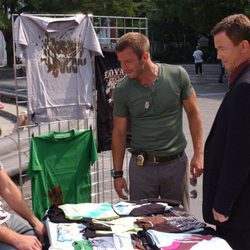 Gary Sinise en un puesto de camisetas