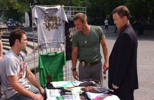 Gary Sinise en un puesto de camisetas
