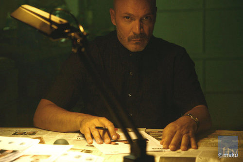 Juan Fernández mira amenazante en "Sangre y vino"
