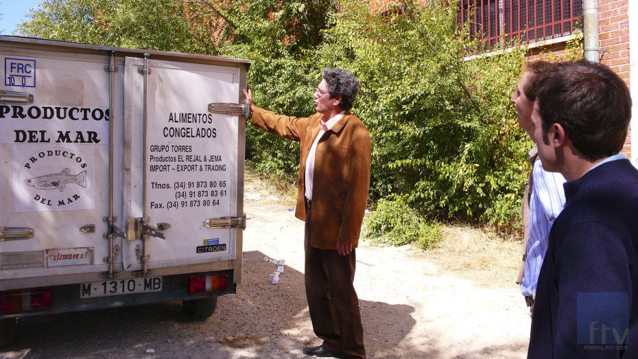Antonio Dechent muestra un camión con productos del mar
