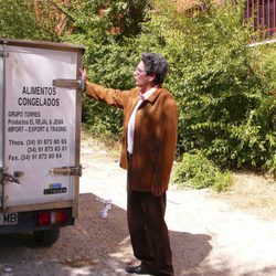 Antonio Dechent muestra un camión con productos del mar