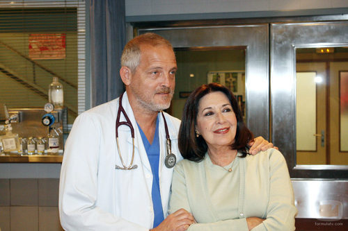 Jordi Rebellón (Dr. Vilches) y Concha Velasco (Carmen)