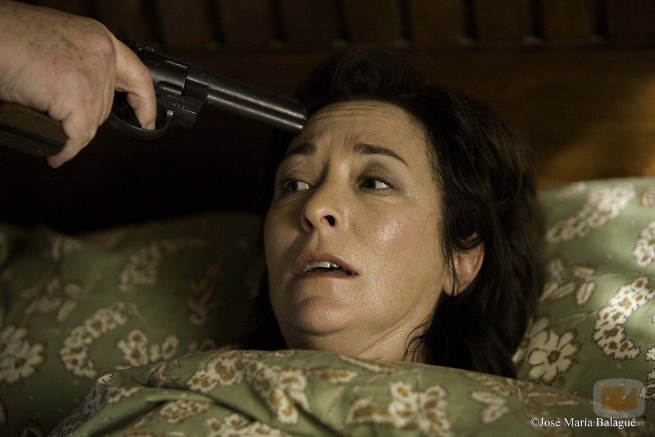 Rosa es apuntada por una pistola