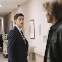Jack se encuentra con Sawyer en el pasillo del hospital