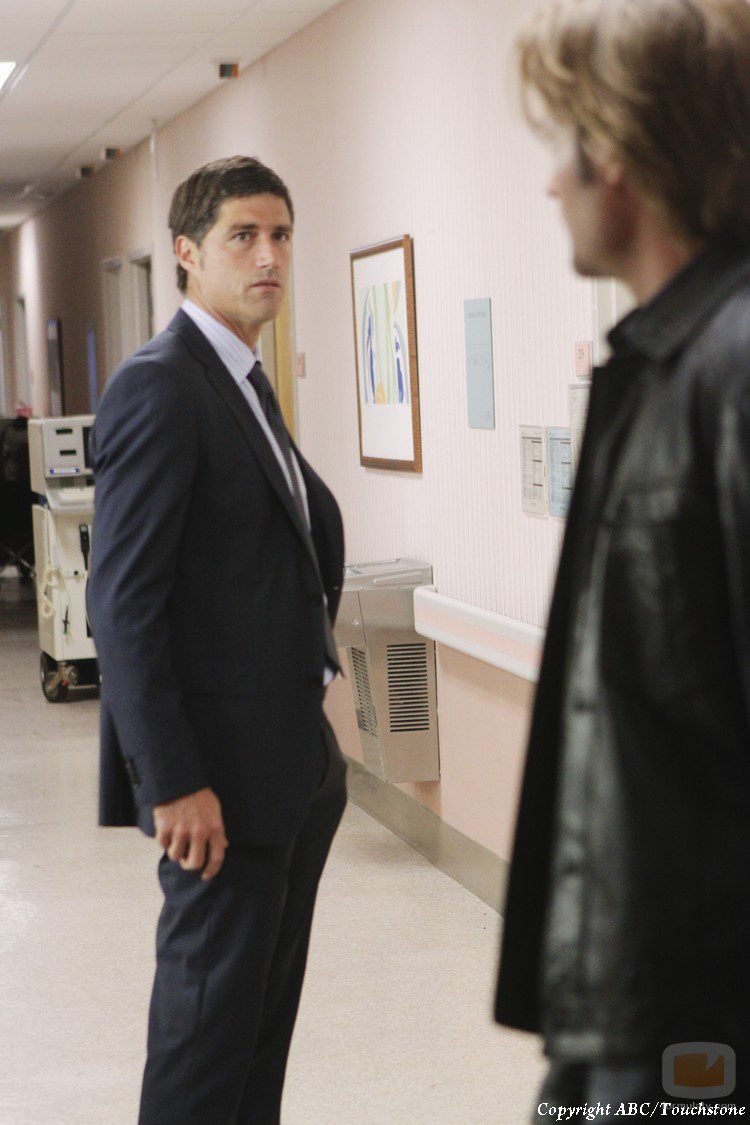 Jack se encuentra con Sawyer en el pasillo del hospital