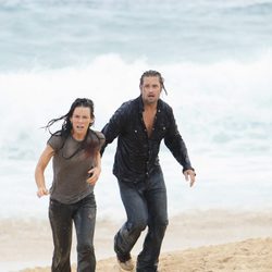 Sawyer y Kate llegan a la playa