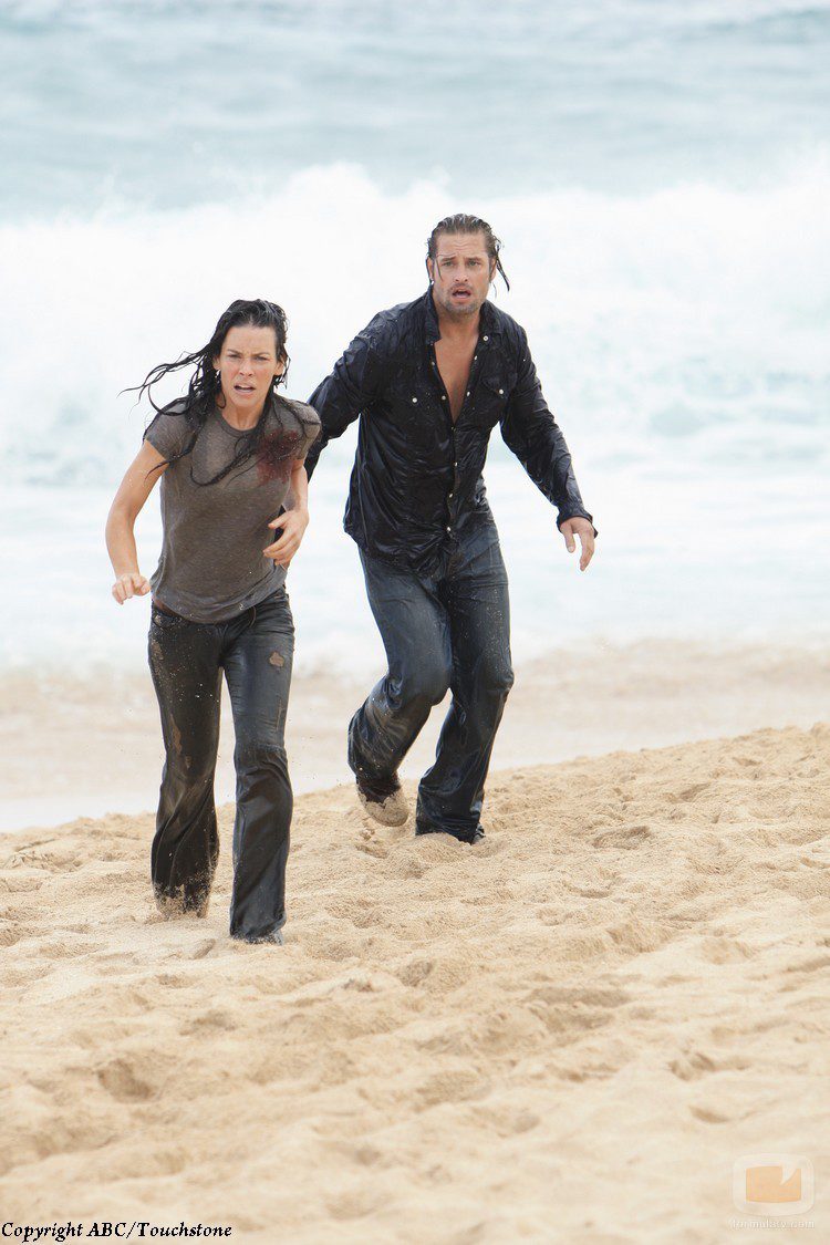 Sawyer y Kate llegan a la playa