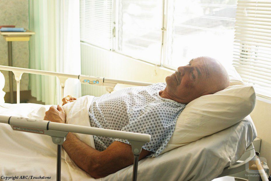 John Locke en el hospital tras ser operado