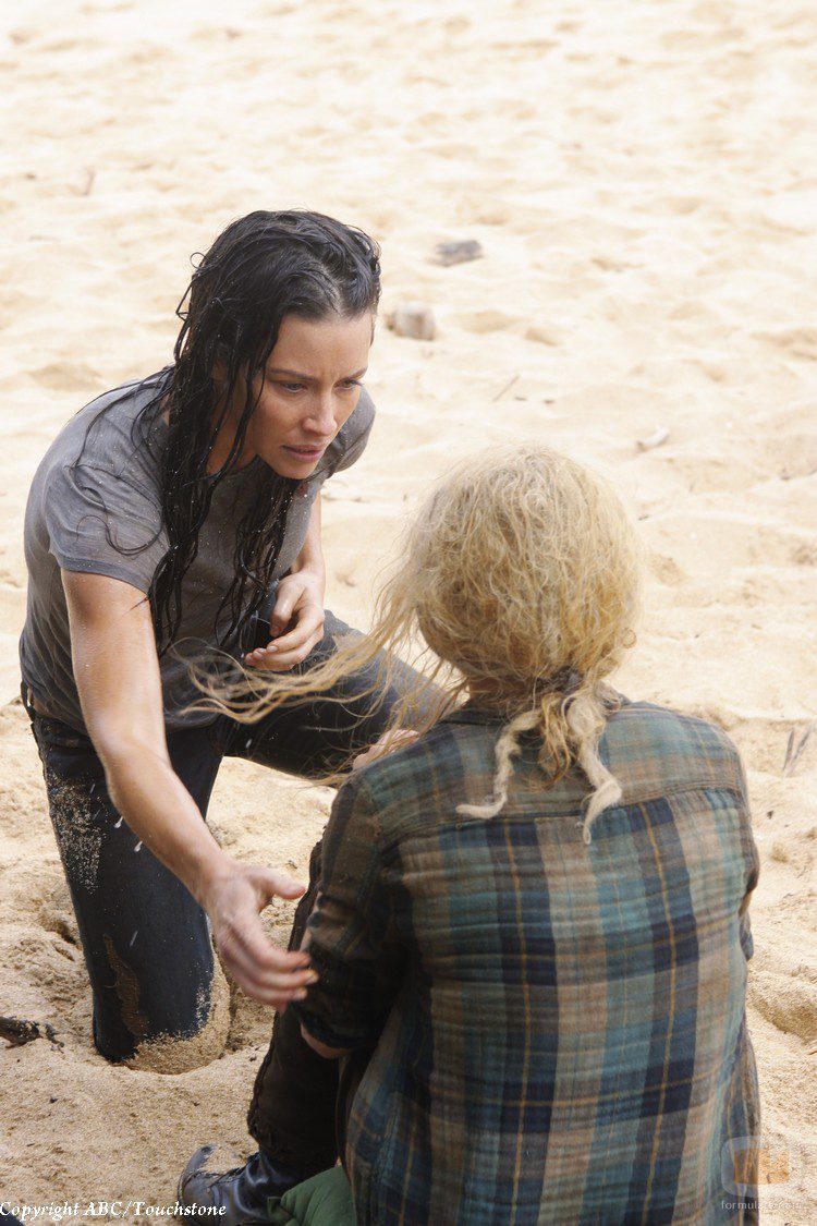 Claire y Kate en la playa