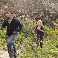 Sawyer, Kate y Claire corren por la isla