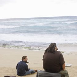 Hurley y Sawyer en la playa