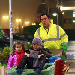 Amador Rivas lleva a sus hijos en el cubo de la basura