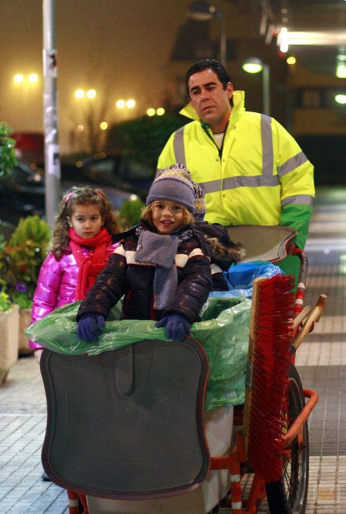 Amador Rivas lleva a sus hijos en el cubo de la basura