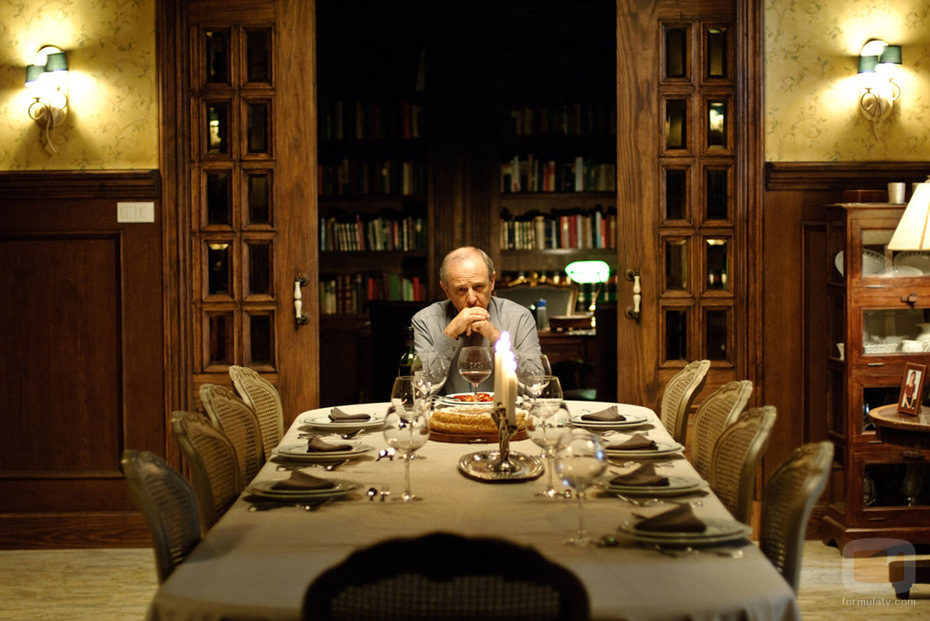 Vicente Cortázar espera solo en la mesa