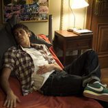 Martín Rivas en la cama de su habitación en 'El internado'
